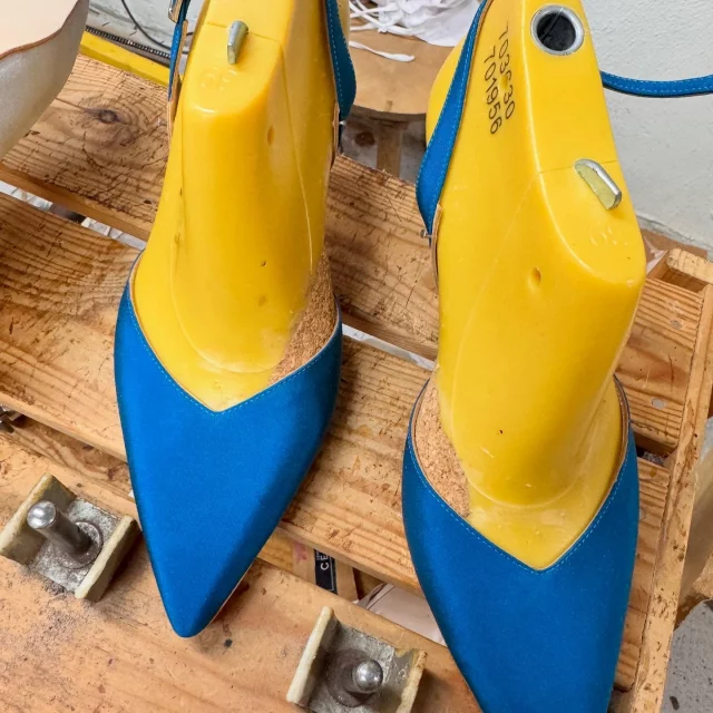 Nuestro taller es totalmente artesanal y cada zapato se hace personalizado 100x100, adaptando la horma a las necesidades del pie de cada clienta.
.
Con corcho moldeamos la horma para dar el ancho necesario en cada pie en el punto exacto en cada caso.
.
En Calzados Franjul puedes elegir entre cientos de opciones de color y texturas, entre decenas de modelos y personalizar siempre la altura y forma de tacón que prefieras..
.
#slowfashion #modasostenible #zapato #tacón #Fashion #zapatonovia #zapatosnovia #artesanal #madrina #boda #wedding #shoes #weddingshoes #weddingStyle #bridalshoes #zapatosdenovia #zapatosdemadrina #barriodelasletras #LasLetrasStreet #MadridesModa #handmade #novia #novias #invitadaperfecta #bodasconestilo #bridal #bodas