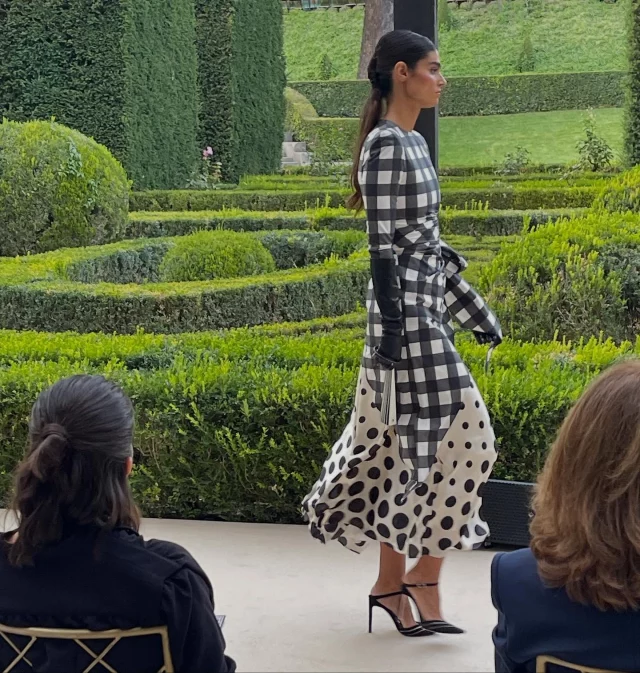 Este modelo semimule con pala en ante negro y doble rejilla es una versión que se ideó para el desfile de @theiqcollection donde presentó una increíble colección en la que el diseño y el estilo van de la mano.

Este modelo queda ideal con diferentes looks, como se ve en los vídeos y fotografías.
.
Llevamos meses trabajando con el gran equipo de @theiqcollection y el resultado nos ha encantado y creemos que pone en valor la tradición y vanguardia contemporánea que ejemplifican nuestras firmas.
Iremos mostrando diferentes modelos y los zapatos que hemos hecho ad hoc para cada diseño.
.
.
Gracias a todas las modelos y al gran trabajo en equipo de @theiqcollection @raulromeropress 
.
#theiqcollection #iqcollection #iqrunway #coleccionGOYA

#zapato #Fashion #zapatonovia #zapatosnovia #zapatoinvitada #artesanal #madrina #boda #wedding #shoes #weddingshoes #weddingStyle #bridalshoes #zapatosdenovia #zapatosdemadrina #MadriddeModa #MadridesModa #handmade #novia #novias #invitadaperfecta