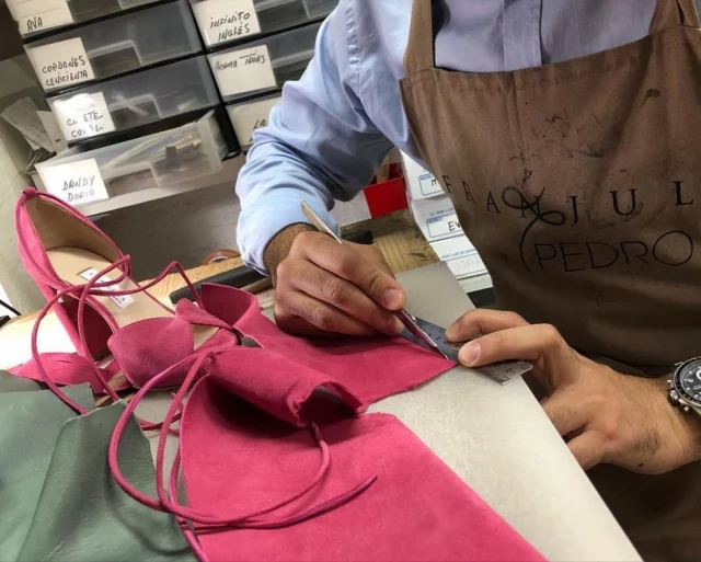 Acaba de comenzar el #Otoño y en @calzadosfranjul tenemos una especial sensibilidad con esta nueva estación y sus colores: vinos, burdeos, frutos rojos, frambuesa…
.
Nuestro trabajo es 100x100 personalizado y artesanal y tenemos una infinita gama de modelos, colores y texturas.
.
#zapato #Fashion #zapatonovia #zapatosnovia #zapatoinvitada #artesanal #madrina #boda #wedding #shoes #weddingshoes #weddingStyle #bridalshoes #zapatosdenovia #zapatosdemadrina #MadriddeModa #MadridesModa #handmade #novia #novias #invitadaperfecta